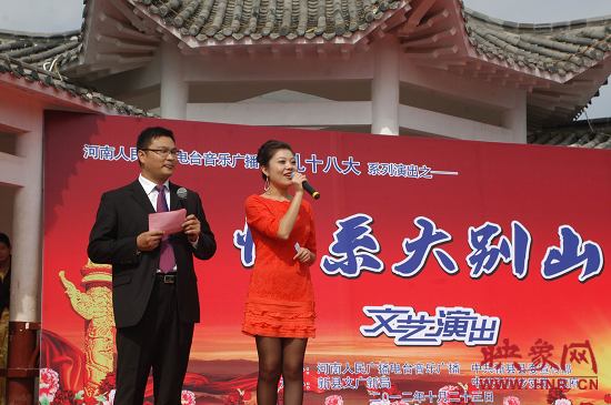 演出現(xiàn)場(chǎng)主持人向老人們表達(dá)節(jié)日的問(wèn)候。