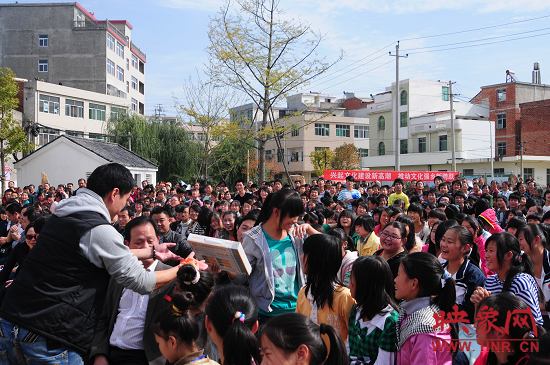 演出現(xiàn)場(chǎng)觀眾積極參與、氣氛熱烈。