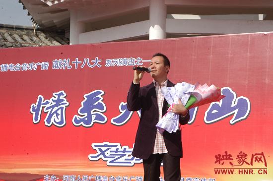 魅力881主持人、新聞先生凱文在演唱