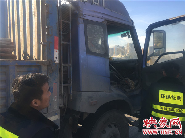 機(jī)動(dòng)車(chē)污染監(jiān)察支隊(duì)正在檢測(cè)大貨車(chē)尾氣排放指數(shù)