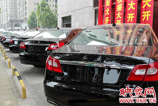 路邊一棟樓上懸掛著二三十條紅色條幅，全部是祝賀一家公司開(kāi)業(yè)的。