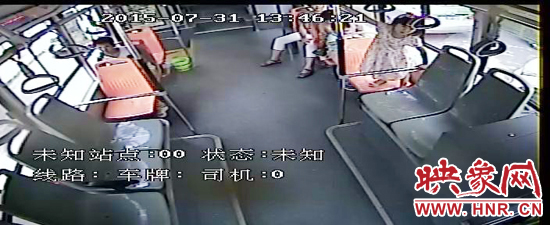 家長放任小孩在車廂內(nèi)玩耍，甚至站到座椅上。