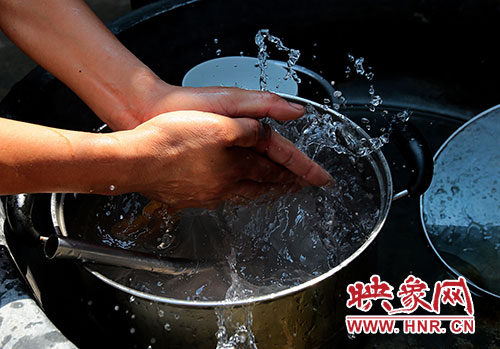 洗碗洗菜對于雙眼失明的張國敬來說，需要比常人花上更多的時間。