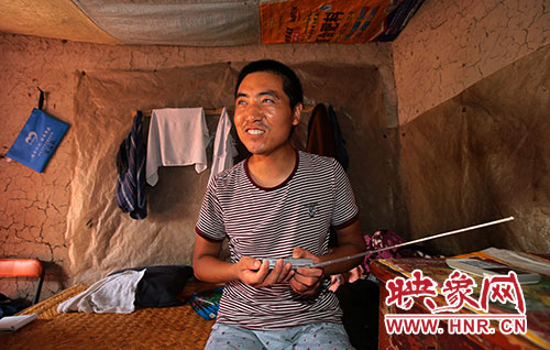 張國敬平時喜歡聽廣播，特別是各種歌曲節(jié)目。