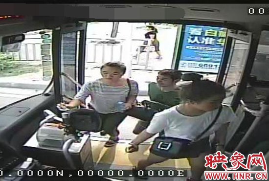 監(jiān)控顯示，竊賊偷女孩手機(jī)，公交車長(zhǎng)幫忙要回手機(jī)。