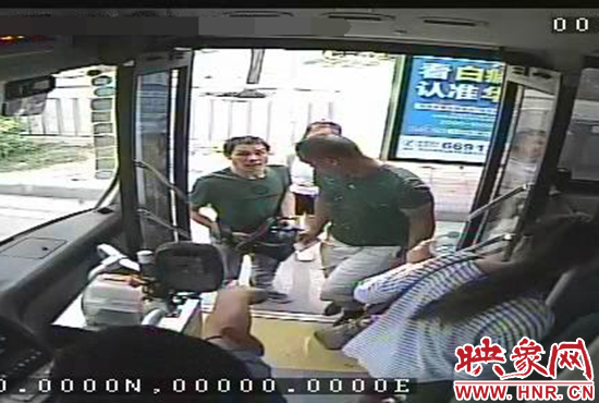 監(jiān)控顯示，竊賊偷女孩手機(jī)，公交車長(zhǎng)幫忙要回手機(jī)。