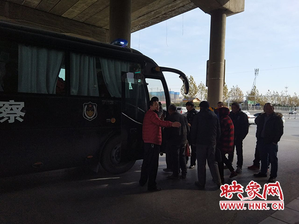 警方調(diào)來車輛，將超載人員轉(zhuǎn)運(yùn)走