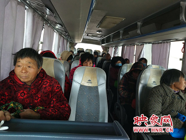 警方調(diào)來車輛，將超載人員轉(zhuǎn)運(yùn)走