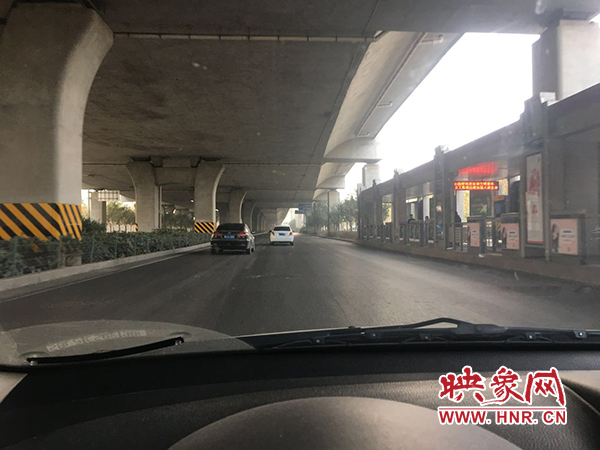 限行首日，三環(huán)橋上橋下，車(chē)輛不多，交通狀況良好。