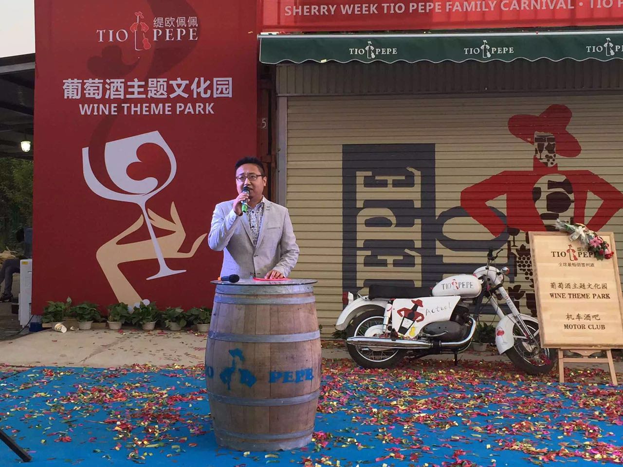 我們的巖歐巴出場(chǎng)嘍！真的是迷倒臺(tái)下一片！