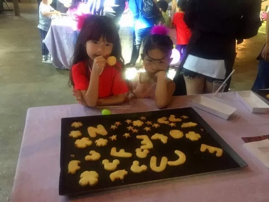 烤制好的餅干，發(fā)揮想象力，畫上美麗的圖案