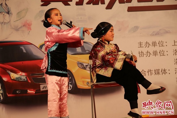 兩個小演員的表演活潑，惹得觀眾連連叫好。