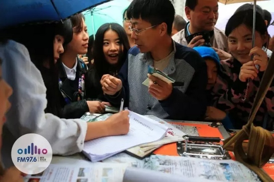 現(xiàn)場(chǎng)觀眾被臺(tái)上的浪漫氣氛感染，紛紛報(bào)名參加現(xiàn)場(chǎng)表白。