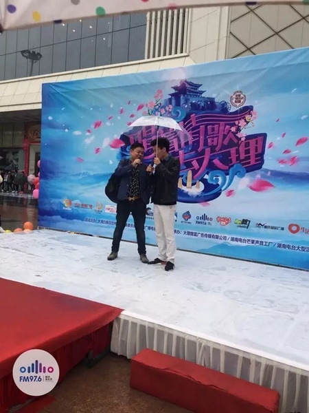 這位男士向遠(yuǎn)在家鄉(xiāng)的妻子隔空表白，勇氣真是大大的，您對(duì)妻子的愛，已經(jīng)超越萬水千山。