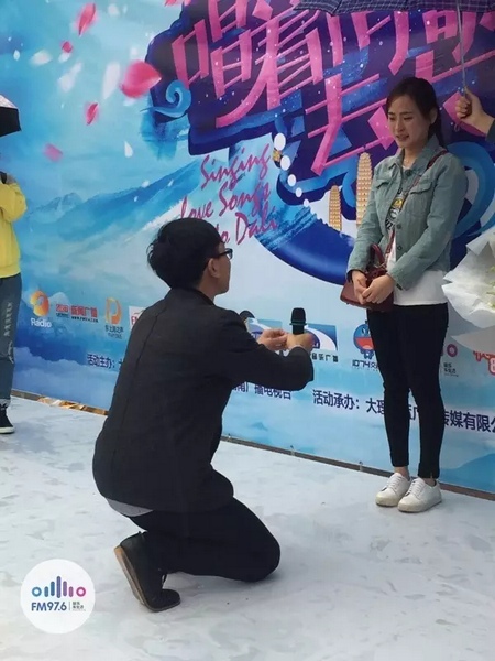 蘇世龍手捧戒指，單膝跪地向夢(mèng)夢(mèng)求婚，夢(mèng)夢(mèng)激動(dòng)的說不出話來，點(diǎn)頭答應(yīng)~