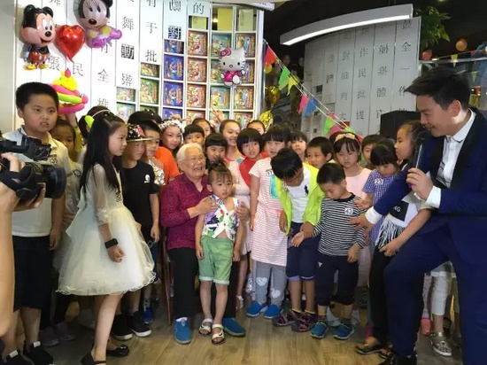 　　豫劇表演藝術(shù)家高潔老師和孩子們在一起，講述自己和戲曲的故事，祝福所有的小朋友節(jié)日快樂。