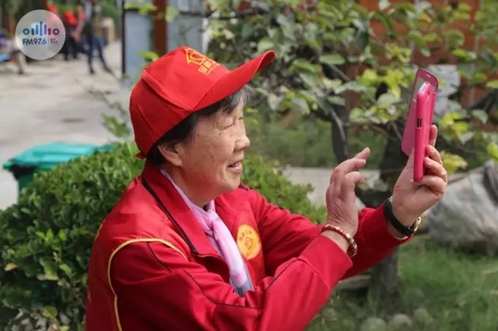 爺爺奶奶叔叔阿姨被盛運莊園的景致吸引，紛紛拍照留影