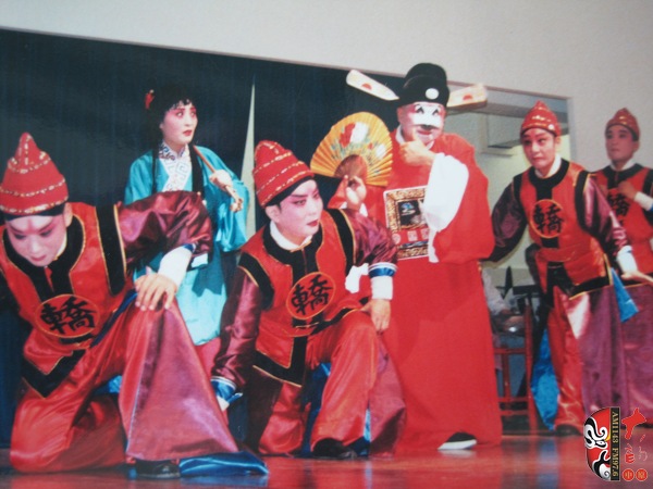 樊萍赴新加坡演出《七品芝麻官》(飾書童) 樊萍赴新加坡演出《七品芝麻官》(飾書童)