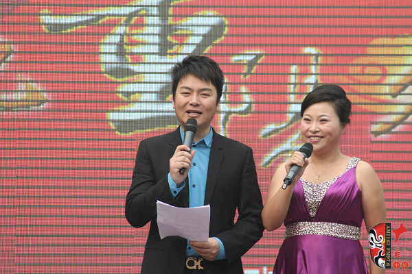 活動由著名戲曲節(jié)目主持人，河南電臺戲曲廣播當(dāng)家小生月陽（左）戲曲廣播《票友排行榜》主持人丁蘭（右）主