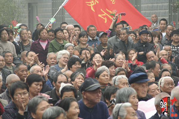 現(xiàn)場不但有敬老院的老人們，還擠滿了鄭州市的很多戲迷朋友