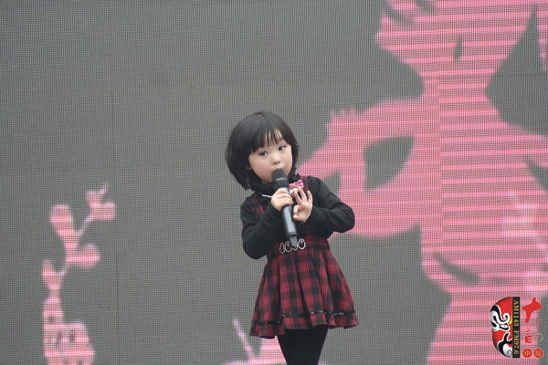 河南電視臺《梨園春》明星小擂主、河南軒逸少兒藝術(shù)培訓(xùn)中心張楚怡演唱豫劇《抬花轎》選段“從今后不當(dāng)那老