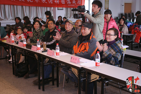 評(píng)委（左起）：河南電臺(tái)戲曲廣播《票友排行榜》河南十大名票黃立群、陜西戲曲廣播資深音樂(lè)編輯焦詠、著名黃