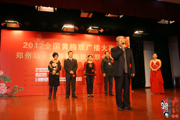 選手五人一組上臺(tái)表演，臺(tái)上為第一組選手