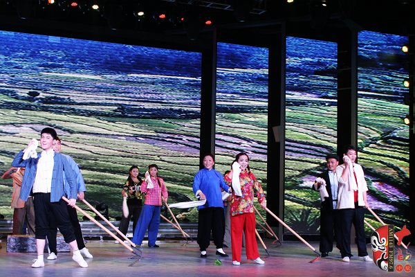 群眾勞動(dòng)場(chǎng)面，劇中演員包含票友、專業(yè)演員、戲迷