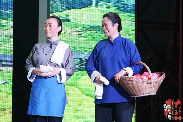 第七場(chǎng)，河南電臺(tái)戲曲廣播副總監(jiān)、中國(guó)播音主持金話筒獎(jiǎng)獲得者張彤（左）飾栓保娘