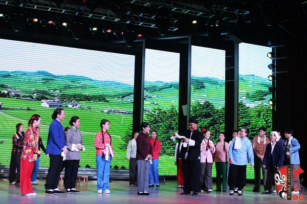 眾鄉(xiāng)親場(chǎng)面——包含河南電臺(tái)戲曲廣播主持人，專業(yè)戲曲演員、戲曲票友，河南電臺(tái)戲曲廣播聽(tīng)眾