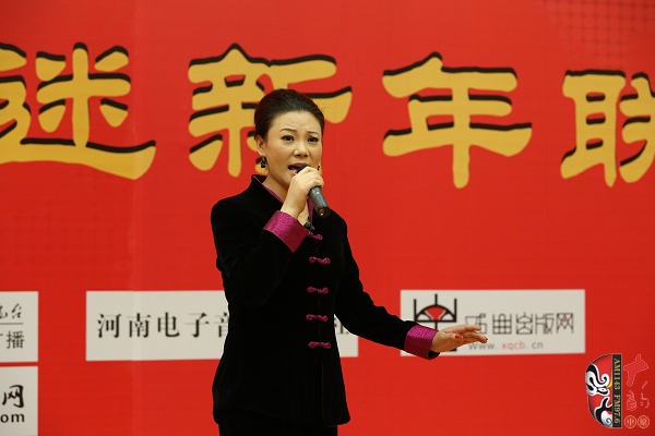 戲曲廣播主持人王唯、曉琴、丁蘭、李鋮及鄭州市曲劇團(tuán)優(yōu)秀演員張娜共同表演的小品《賣鞋》