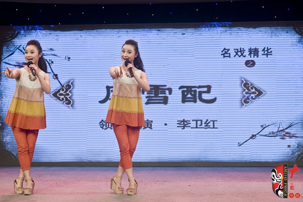 高玉明、高玉慧雙胞胎姐妹助興表演