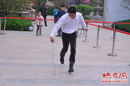 說是比賽，其實就是活力的釋放，就是開心的海洋，丟沙包、踢毽子、三人四足、滾鐵環(huán)等項目