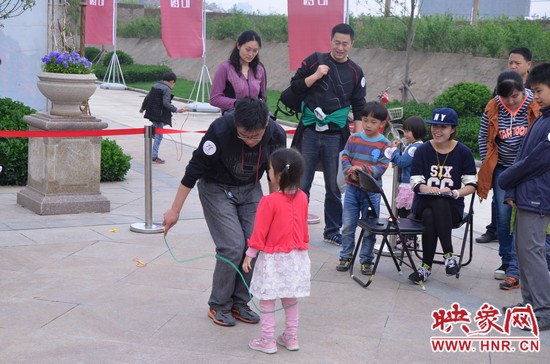 當(dāng)然啦，也有小天使現(xiàn)場跟爸比罷工的，就是不跳，弄的爸爸也哭笑不得。