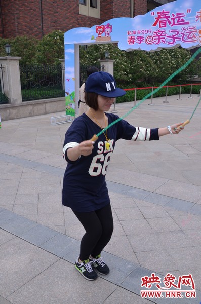 小麥也是現(xiàn)場玩起了跳繩，技術(shù)不錯嘛！
