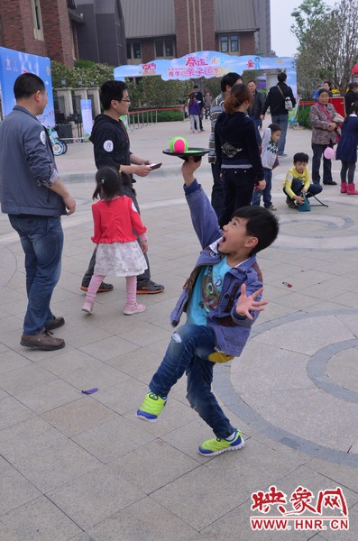 小弟弟，你玩?zhèn)€托球不用這么夸張吧，哈哈！