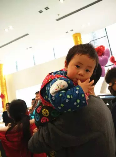 小朋友雖然你骨骼清奇，但是米、油你照樣拎不動啊，還是乖乖的油卡拿好吧。