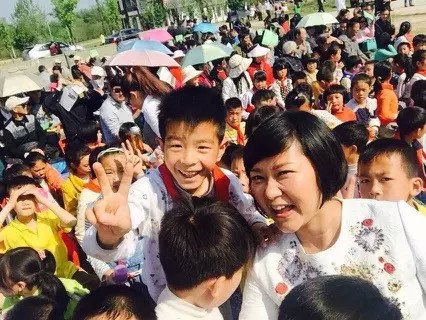 現(xiàn)場看來，陶真姐姐更是倍受孩子們的歡迎！