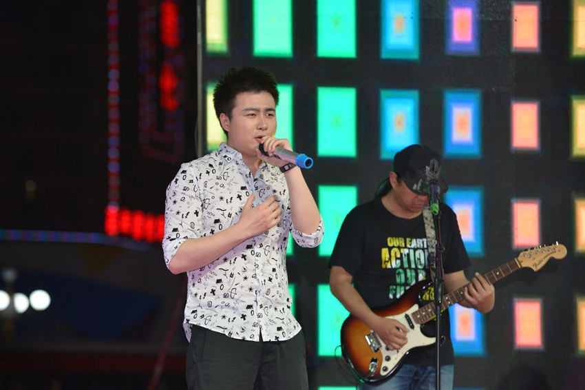 首先出場(chǎng)的是主播佳雨，一首《李白》，瞬間將現(xiàn)場(chǎng)的火熱氣氛點(diǎn)著。