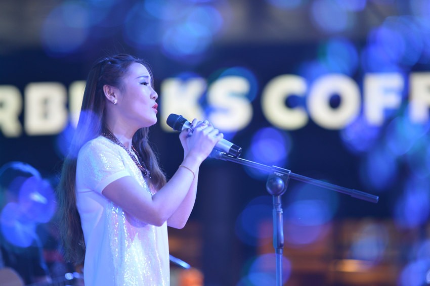 接下來(lái)是主播丹丹的《辛德瑞拉》，作為一個(gè)音樂(lè)節(jié)目的主播，唱歌當(dāng)然都是毛毛雨。