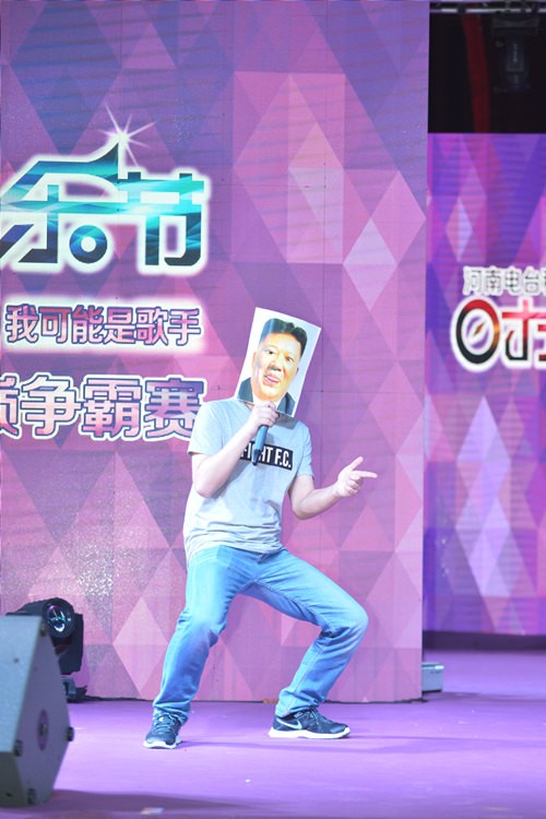 不過(guò)隨后的阿強(qiáng)老師現(xiàn)場(chǎng)傳授RAP教程，同樣不遜于老楊呢?。? complete=