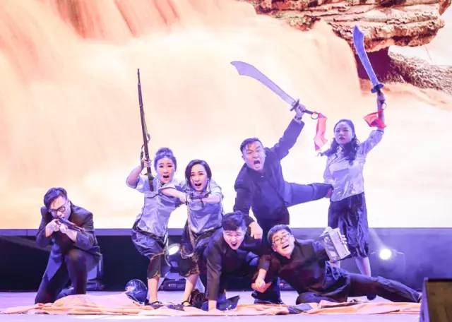 作為本場晚會的最后一個節(jié)目，《黃河大合唱》刷新你完全不一樣的體驗。