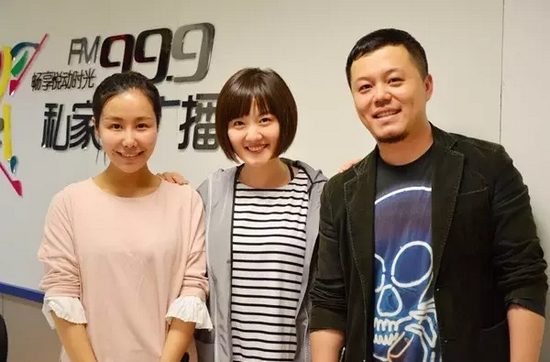 跟兩位女神在一起，莫非你知道你此刻有多招小編嫉恨？