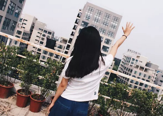 你問(wèn)我要去向何方，我指向天空的方向。