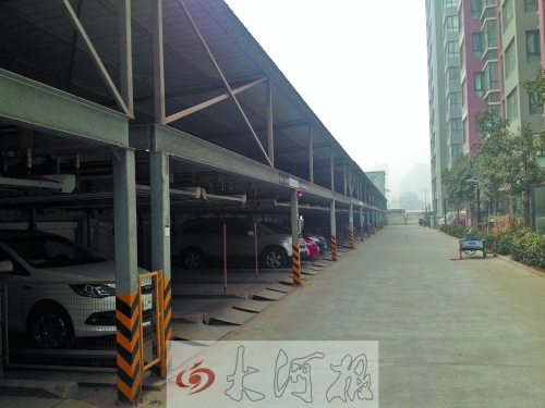 中原區(qū)新禧園小區(qū)，靠著圍墻的空地，建成兩層立體車庫(kù)。