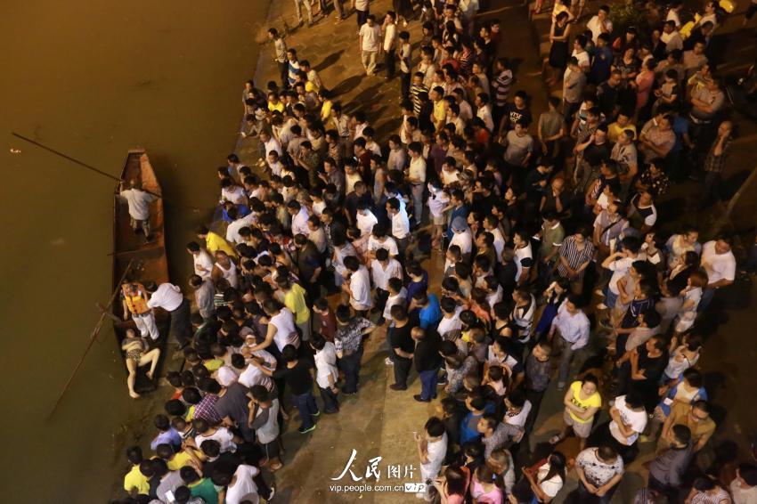 6月4日晚，湖南省婁底市二大橋跳河自殺的女子遺體被打撈上來。