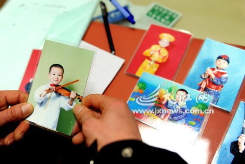 　每當(dāng)想兒子時，熊爸只有盯著照片看