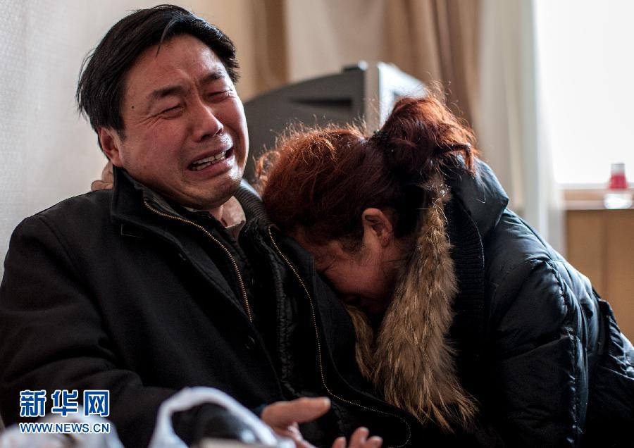 2月5日，遇難大學(xué)生郭培（化名）的父母抱頭痛哭。