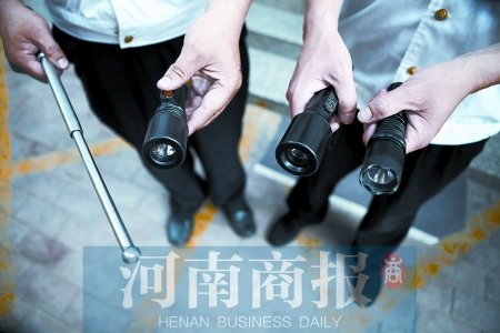 鄭州8名小學(xué)生持警棍、電擊槍街頭“火拼”