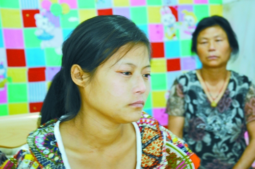 王學(xué)鳳望著女兒，一言不發(fā)